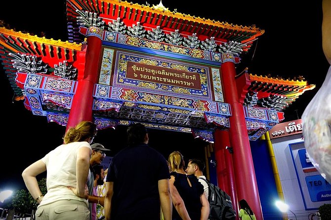 PRIVATE - STEET FOOD TOUR CHINA TOWN incl. food and drinks - A quick route: Wat Traimit, a Chinatown gateway, Kuan Yim Shrine, then Yaowarat food