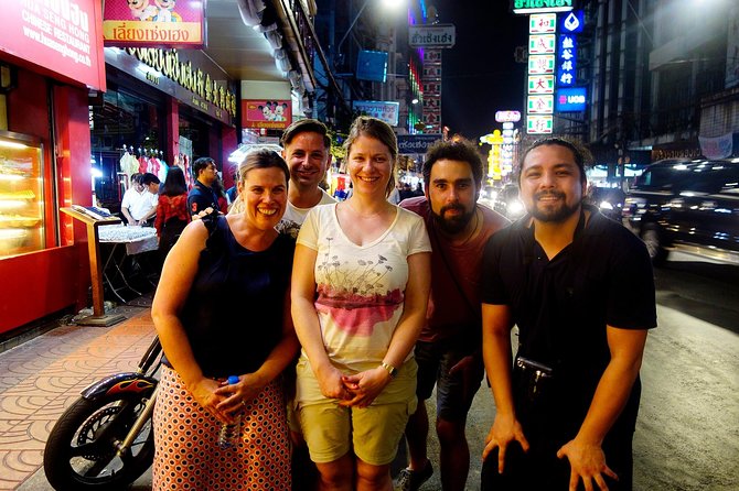 PRIVATE - STEET FOOD TOUR CHINA TOWN incl. food and drinks - Stop 2: A Chinatown commemorative gate stop that helps you orient fast