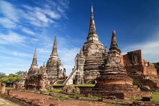 Private tour : A day in a life to visit Ayutthaya with authentic local lunch - Wat Mahathat: the Buddha head and the stories behind it