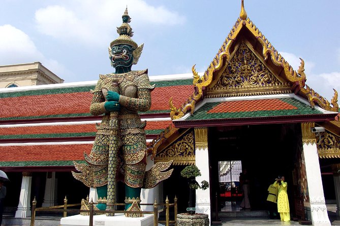 Private Tour: Grand Palace & Emerald Buddha Temple Experience - Wat Phra Kaew and the Emerald Buddha: sacred rules, short visit, big impact