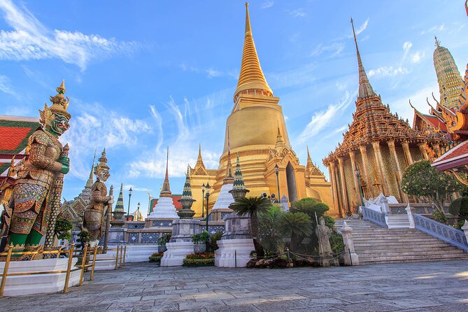 Private Tour - Top 3 Major Monuments (Grand Palace, Wat Pho, Wat Arun) - Wat Pho: the reclining Buddha and the temple-school feeling