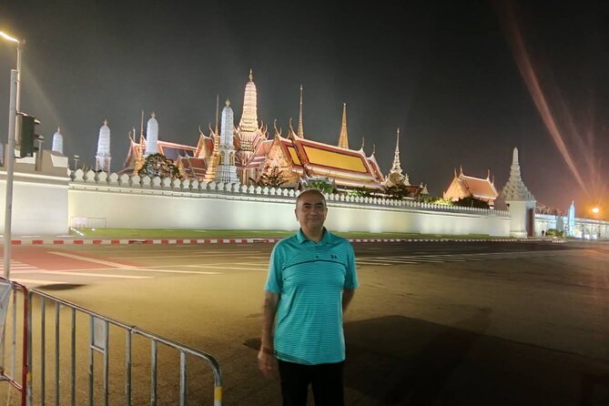Private Tuk Tuk Night Adventure with Dinner - Sao Chingcha (Giant Swing) at night: big photos, quick context