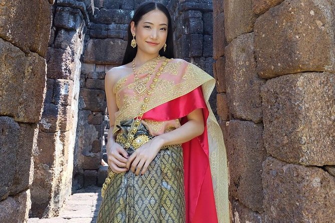 Proposals in Thai Costume with Photoshoot - Stop 2: Wat Ratchaburana Ratchaworawihan and merit-making as a photo backdrop