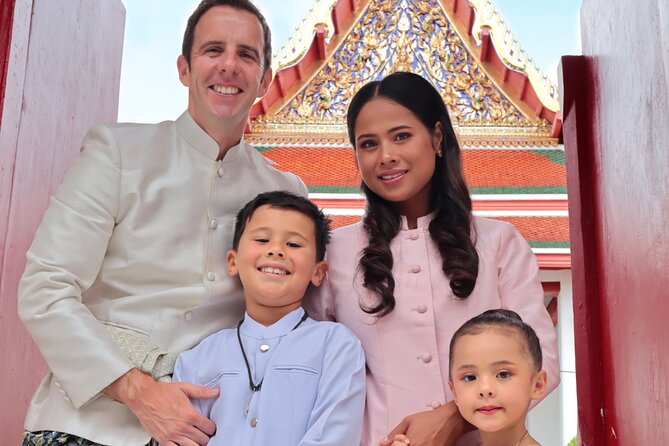 Proposals in Thai Costume with Photoshoot - How the photographer guide keeps your poses natural