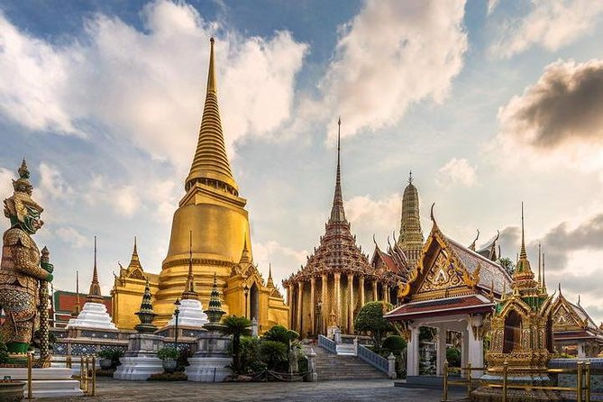 Royal Grand Palace and Bangkok Temples: Half Day Tour - Wat Traimit first: the 5.5-ton golden Buddha stop