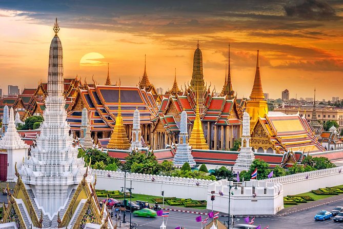 Royal Grand Palace and Bangkok Temples: Half Day Tour - The value of a private guide: context, pacing, and photo help