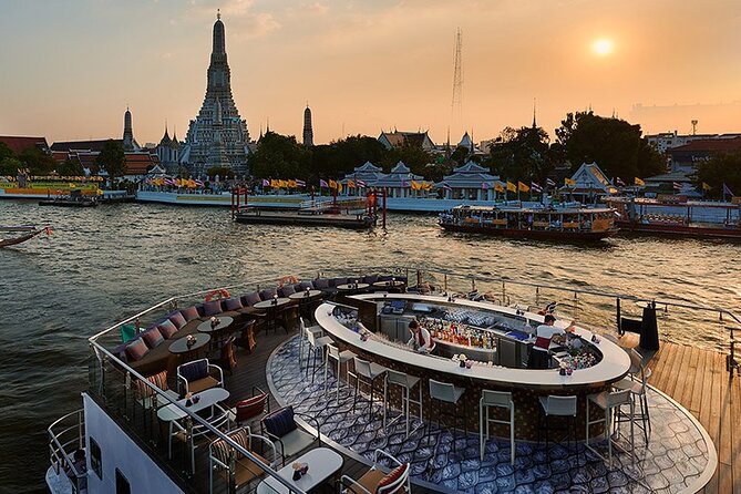 Saffron: A Luxurious Dinner Voyage on the River of Kings - Drinks, entertainment, and the small details that shape the mood