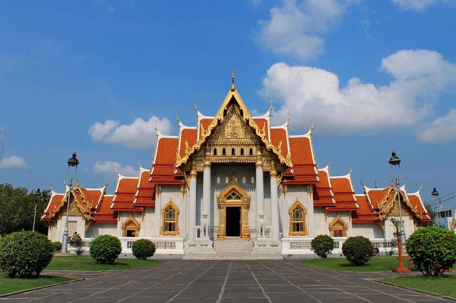 Shared Tour: Wat Pho, Wat Traimit and Wat Benchamabophit - Wat Benchamabophit (Marble Temple): white stone, gilded spires, royal context