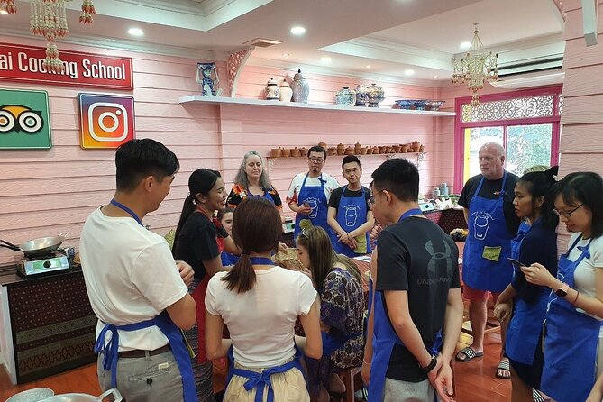 Sompong Thai Cooking School in Bangkok - The star lesson: curry paste from scratch