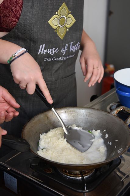 Sukhumvit: Hands-on Thai Cooking Class & Market Tour in BKK - The kitchen flow: what you’re doing for the curry paste and beyond