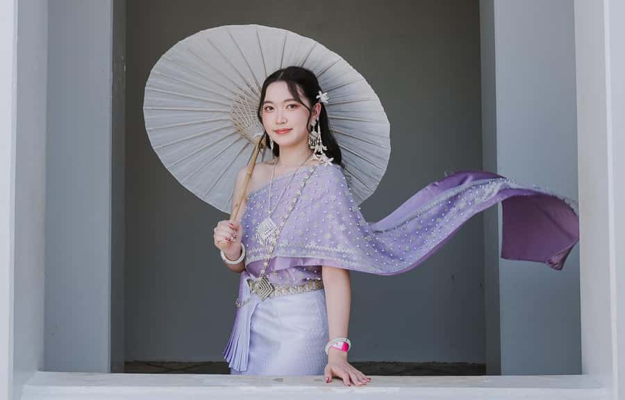 Thai Costume Photographer at Wat Arun/Pho in Bangkok - Communication and English Posing Help: What to Expect