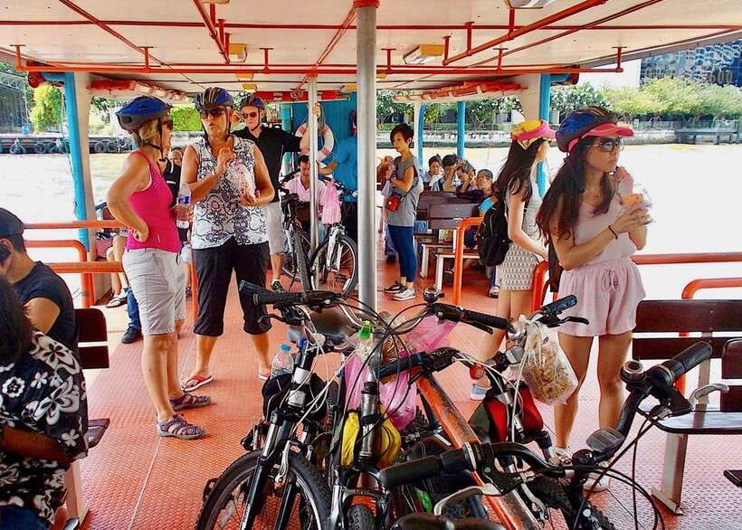 Thai culture and Bangkok local life guided bike tour - Pak Khlong Talat (The Flower Market) and Wat Kanlayanamit