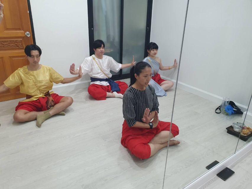 Thai Dance Class - The Thai Dance History Lesson That Makes Movements Click
