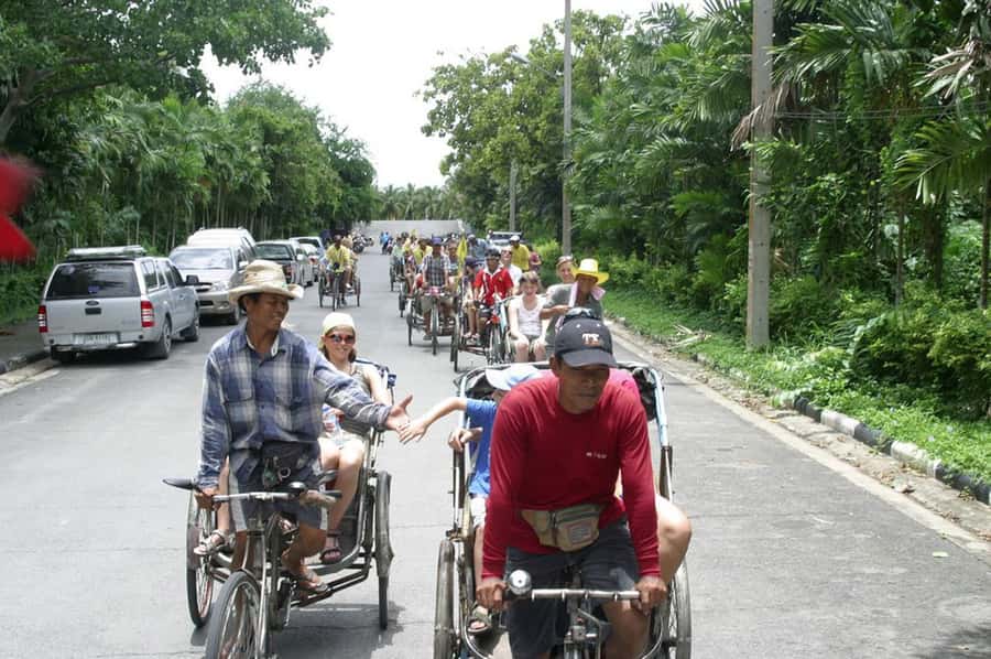 Tuk-Tuk, Longtail-boat and Rickshaw Bangkok jungle Tour - Tuk-tuk to the Chao Phraya: why this shortcut matters