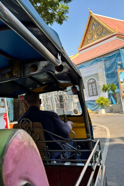Tuk Tuk Tour in Bangkok - Flower Market and lotus folding: a colorful Bangkok moment