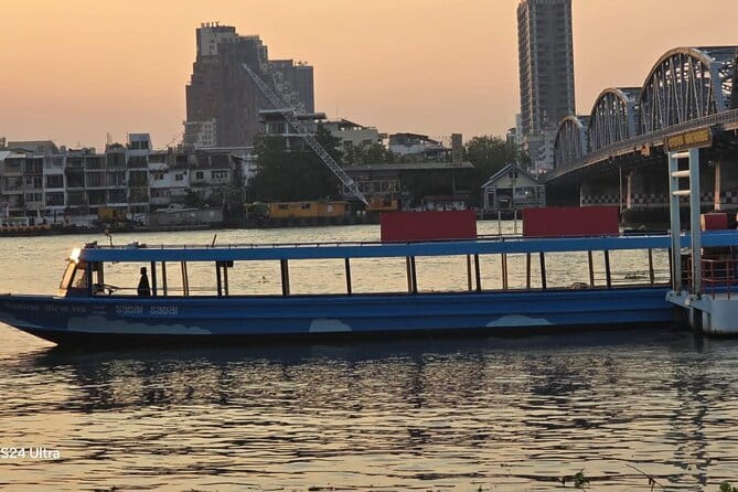 Vela Dinner Buffet Cruise with Bangkok Night Views and Shows - Live music and Thai dance: good atmosphere, mixed expectations