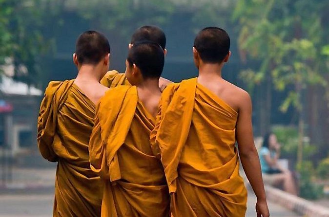 Visit temples in and around Bangkok with a former monk of 10 years - Getting around and keeping it comfortable (without losing control)