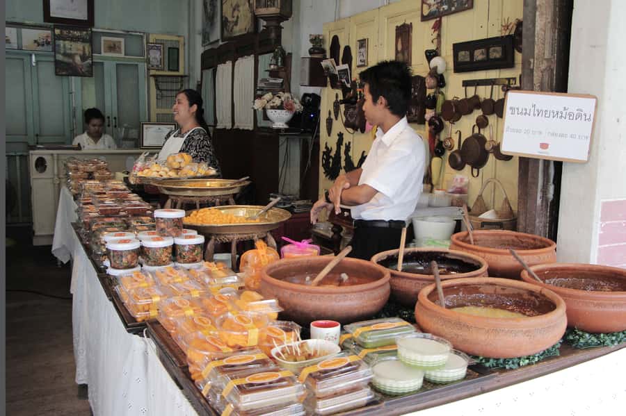 Weekend Amphawa Floating Market & Train Market Private Tour - Food tasting and shopping: how to eat smart without overthinking it