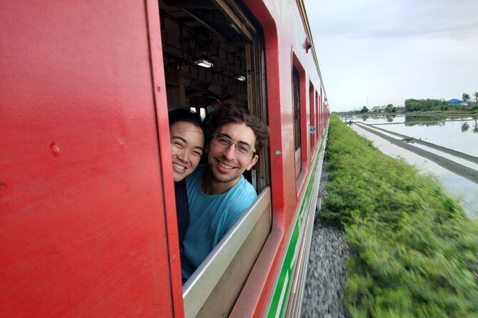 Wheelchair & Luxury Tour to Floating & Railway Markets - Mae Klong Railway Market: The Trackside Market That Moves With the Train