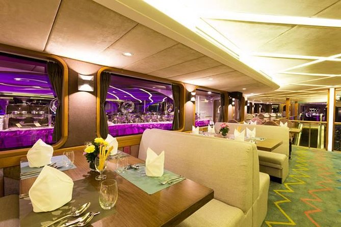 Wonderful Pearl Dinner Cruise - Live music and Thai dance: the show is included, but timing matters
